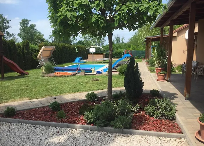 Koekszi Nyaralohazak Balatonszabadi